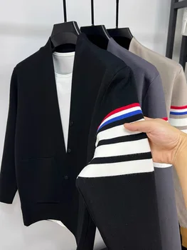 High end марка класическа раирана плетена жилетка 2023 есен нова корейска ежедневна плетен пуловер мода V-образно деколте шал мъжко палто Изображение