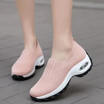 Нови клинове мокасини Жените се подхлъзват на дишащи обувки за ходене Женски комфорт Мързеливи маратонки Мрежа на средна възраст Ежедневни спортни обувки за майки Изображение