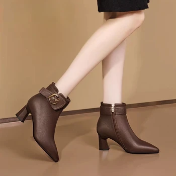 Обувки за жени 2023 Висококачествена катарама за колан Дамски ботуши Модна страна Zipp Офис и кариера Секси заострени ботуши до глезена Изображение